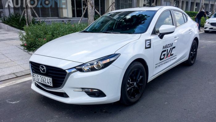 Cho thuê xe 4 chỗ Mazda 3 tại TpHCM có tài xế
