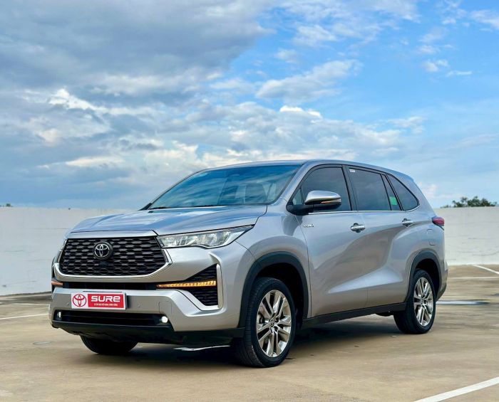 Thuê xe 7 chỗ Innova Cross theo tháng có tài